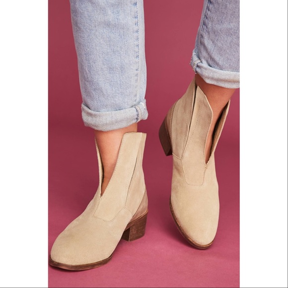 NIB Cream Leather Deep V Hand Finish Ankle Boots - Picture 2 of 6